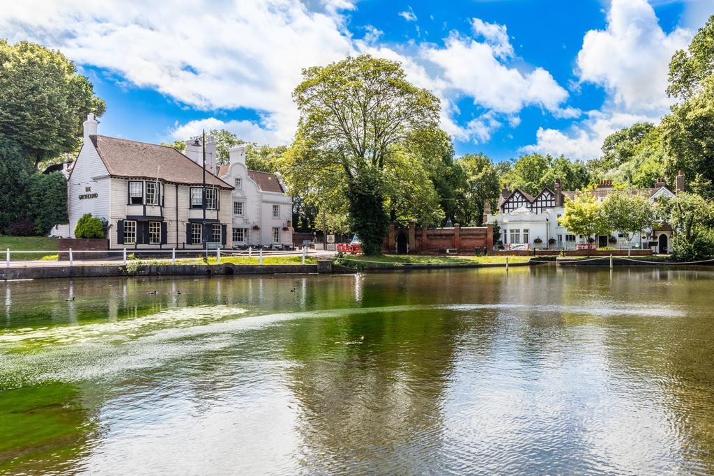 Greyhound Hotel Carshalton Exteriör bild